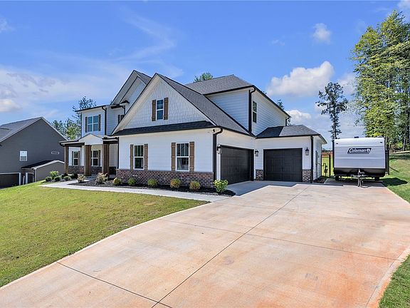 3rd image of 226 Holly Branch Rd