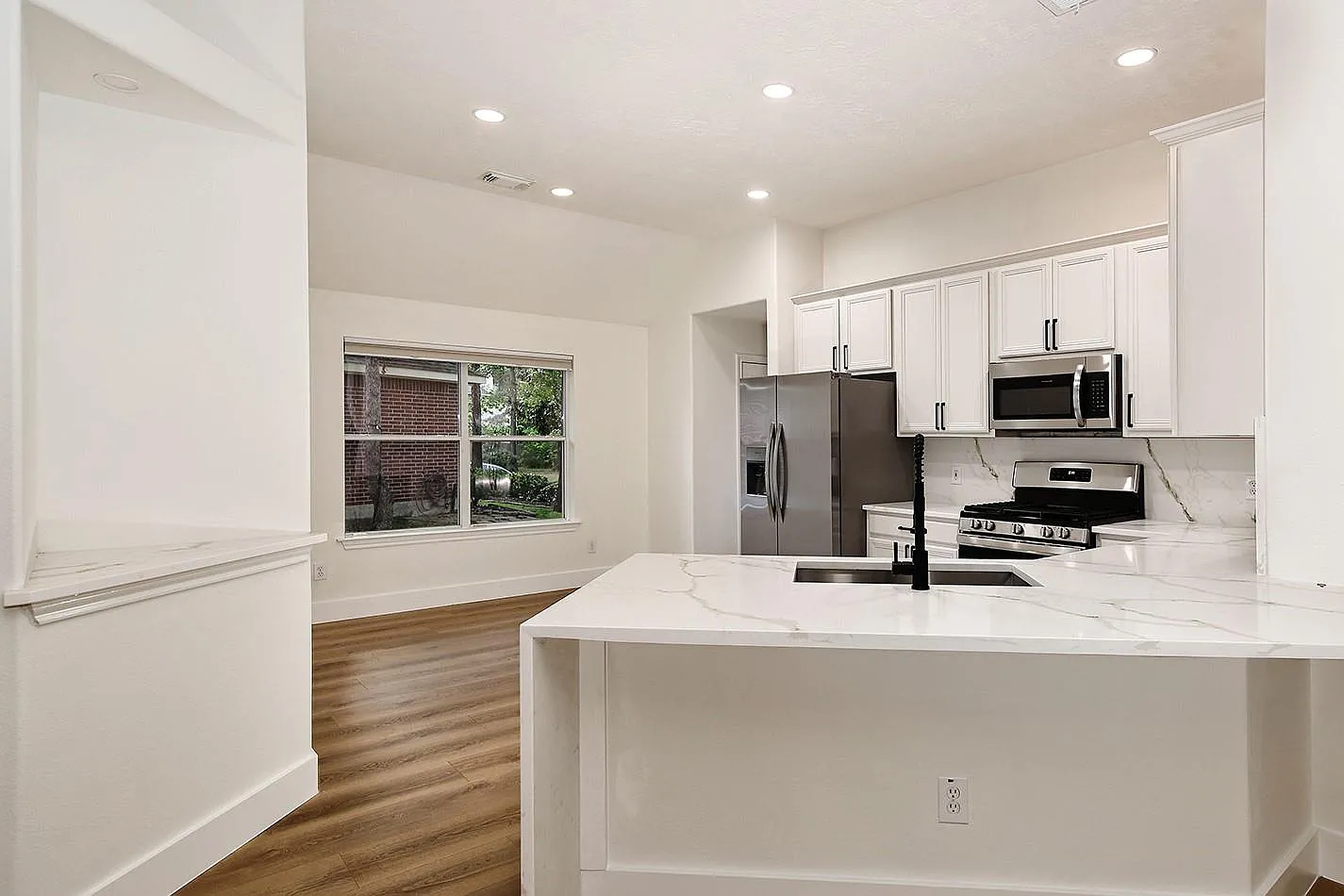 3 bed, 2.0 bath, 1865 sqft, $3,000 — Photo 2