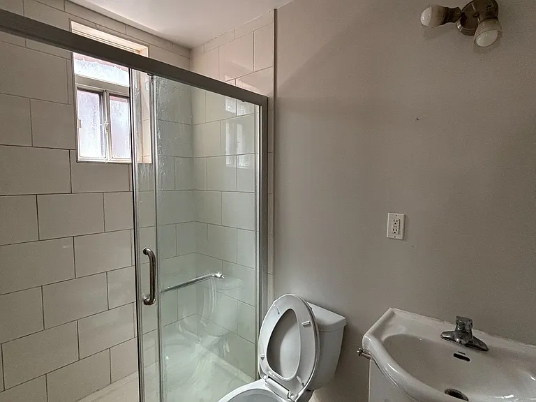 593 Bathurst St #MAIN FLOOR — Photo 8