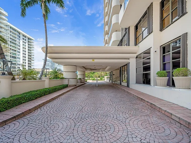 5757 Collins Ave #702 — Photo 4