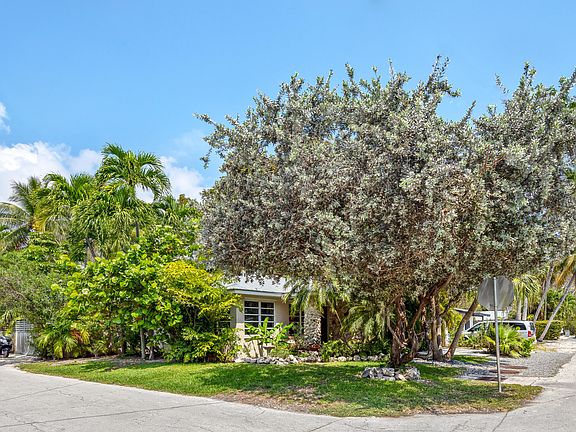 4th image of 1501 Laird St