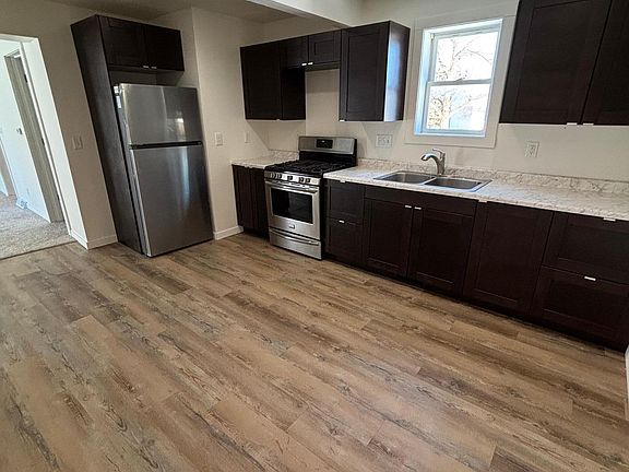 5th image of 878 Washington St