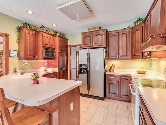 2nd image of 7979 Eleanor Ct