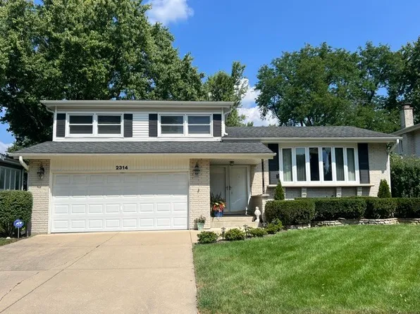 2314 E Lillian Ln, Arlington Heights, IL 60004