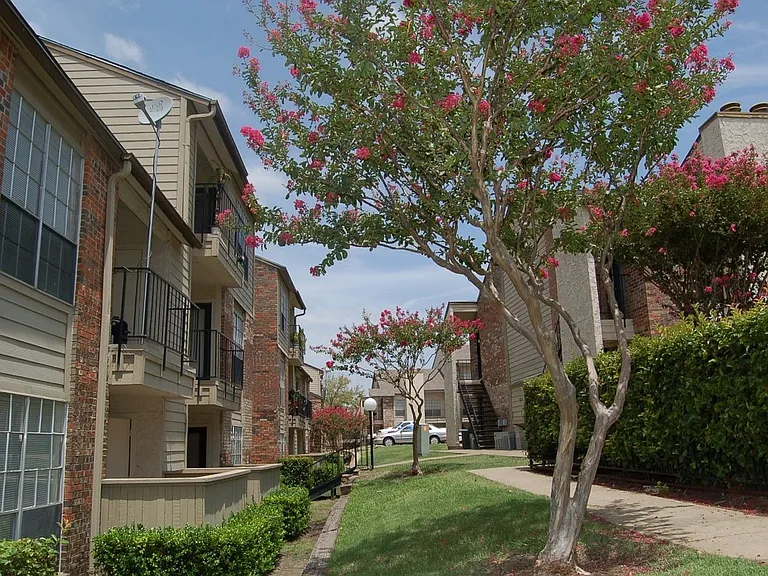 Hunters Court — Photo 12