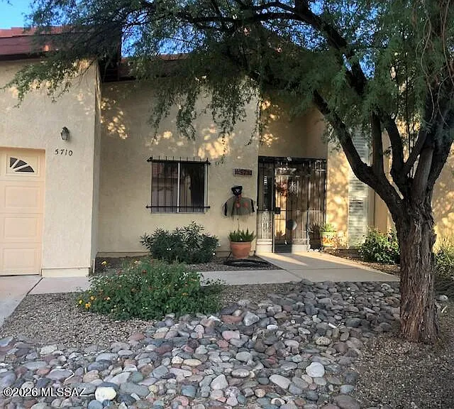 5710 N Camino Del Sol — Photo 1