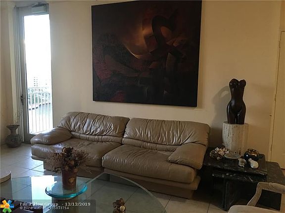 4th image of 511 SE 5th Ave APT 1022