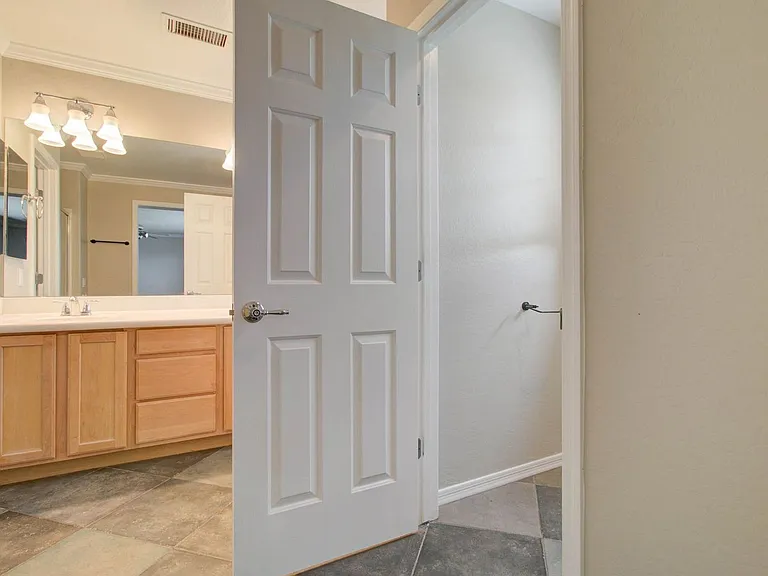 2143 W Marconi Ave — Photo 40