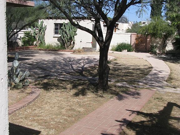 better partial view of the yard and patio
