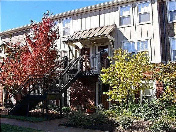 4th image of 1855 Candlewood Ct Unit 203