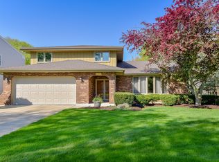 6368 Surrey Ridge Rd, Lisle, IL 60532