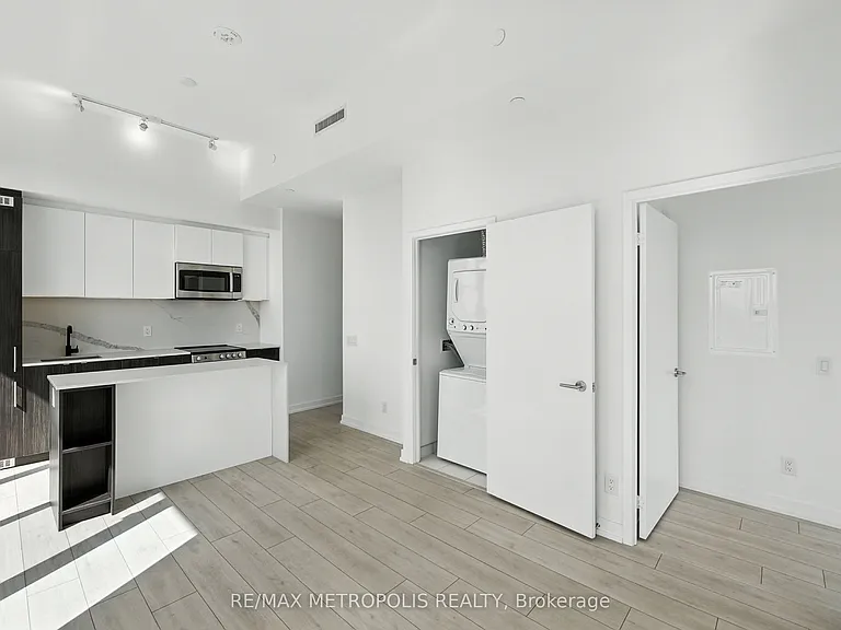 500 Dupont St #815 — Photo 4