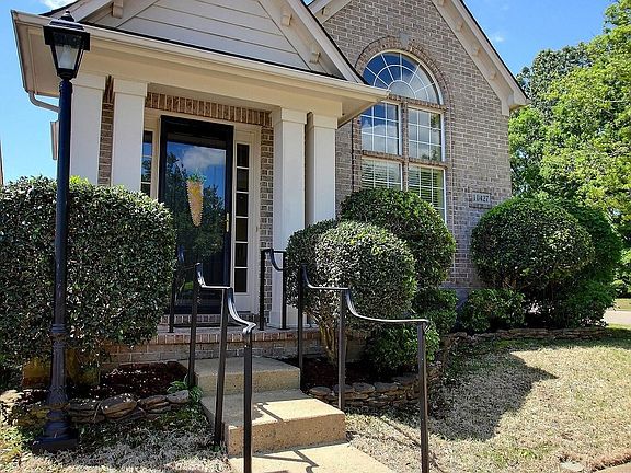 2nd image of 10427 Kensington Cir
