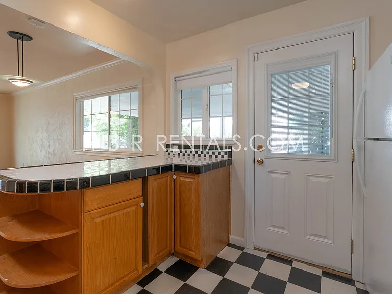 1650 Bessie Ave — Photo 6