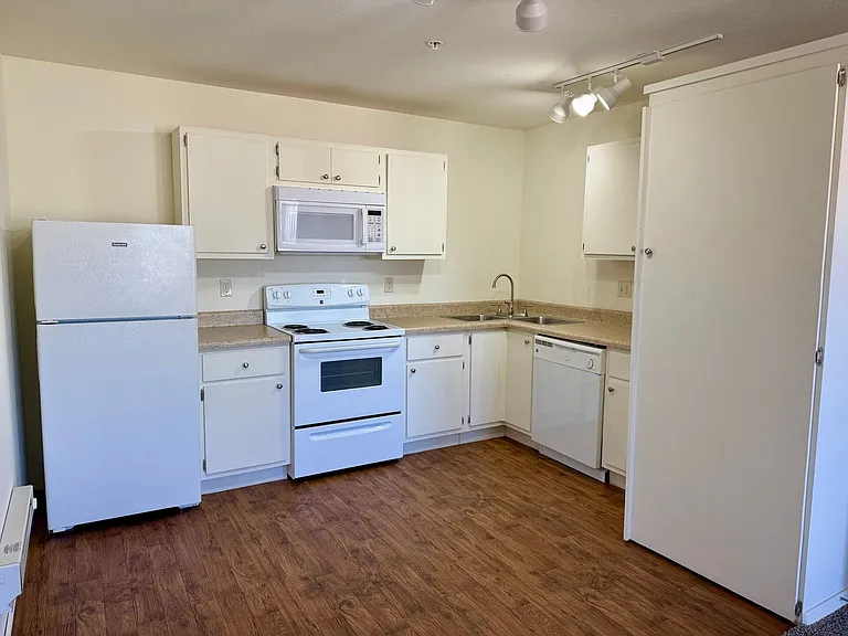 Cedar Creek Apartment Homes — Photo 16