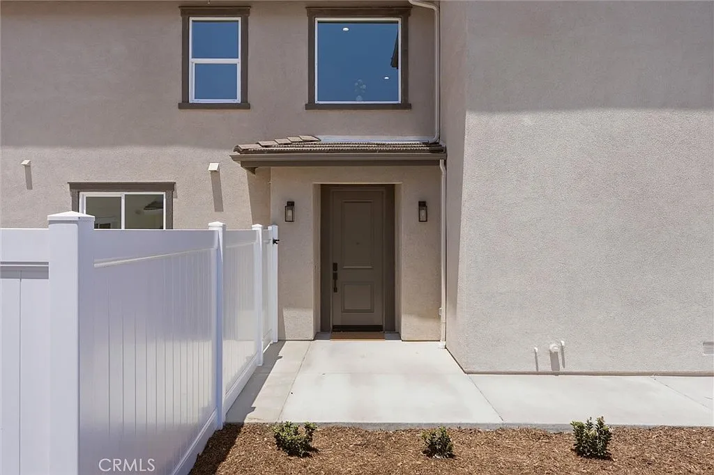 4 bed, 2.5 bath, 1950 sqft, $3,875 — Photo 3