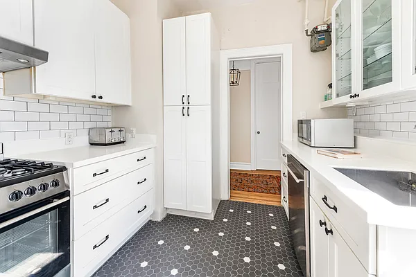 Rented by City Connections Realty | media 4