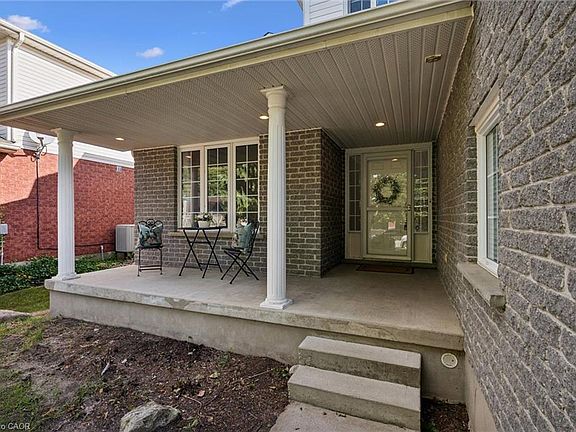 3rd image of 653 Rock Point Cres