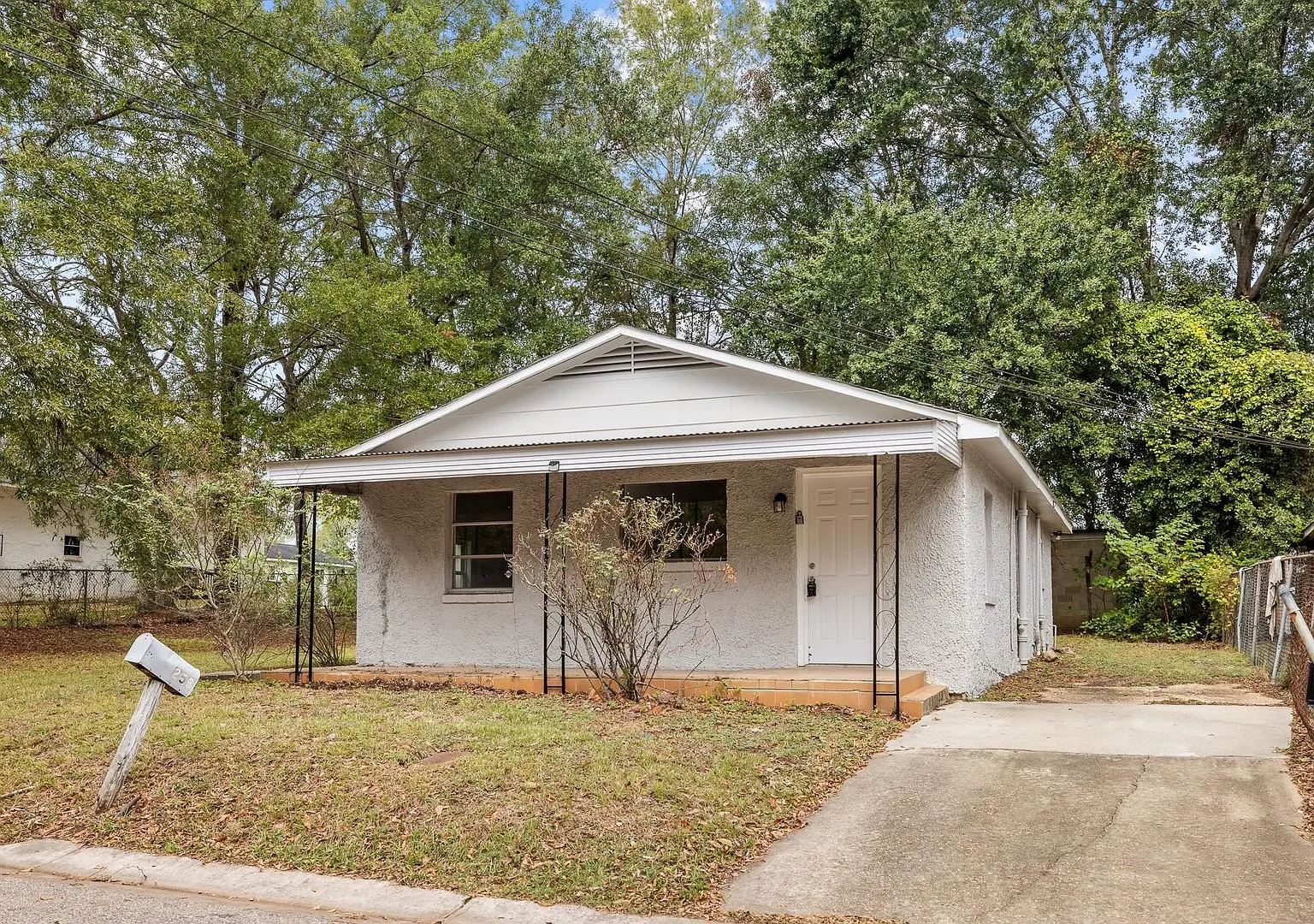Move-in Special: Receive a $300 gas card with approved application and signed lease.-253 John Mor... — Photo 1