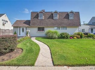 31 Greenvale Ln, Levittown, NY 11756