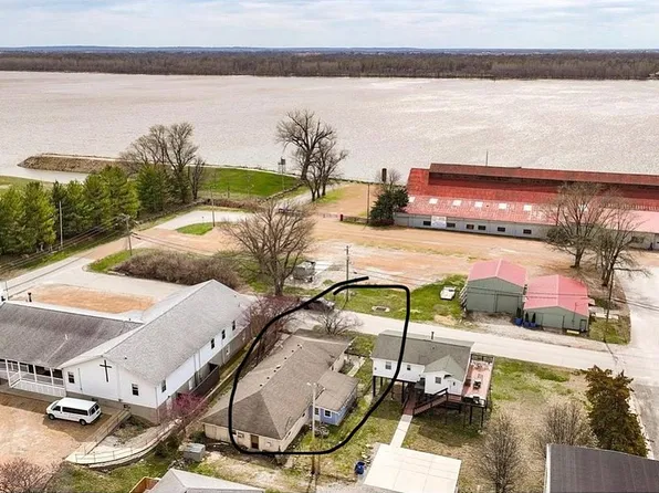 412 E Water St, Grafton, IL 62037