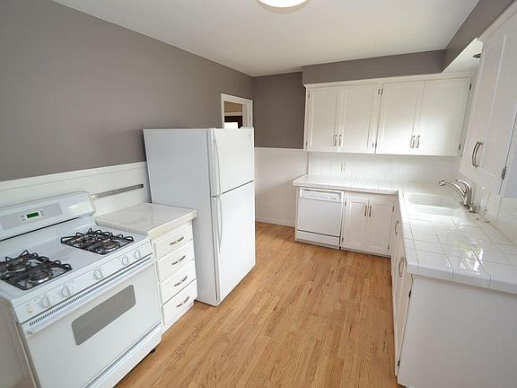4th image of 2309 E Wilson Ave