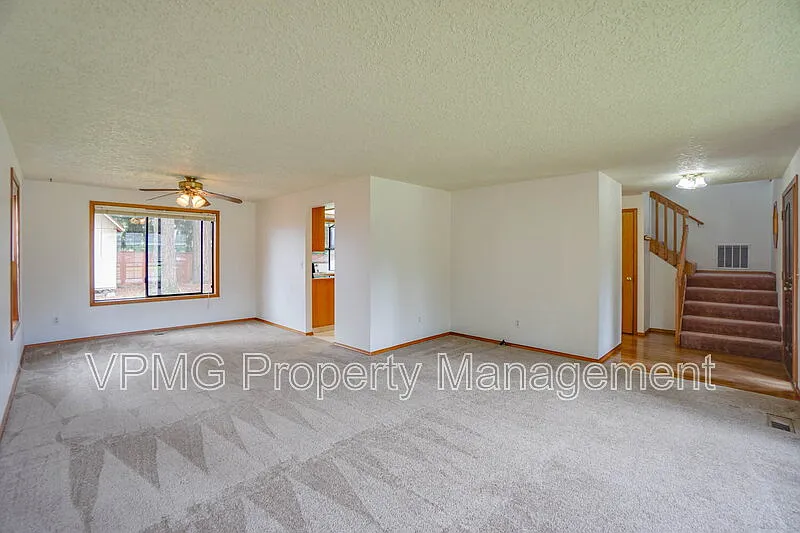 4 bed, 2.0 bath, 2202 sqft, $2,995 — Photo 4
