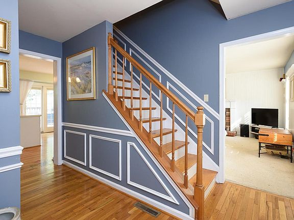 3rd image of 1206 Carriage Hill Dr