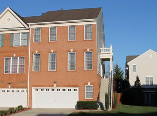 25368 McIntyre Sq, Chantilly, VA 20152
