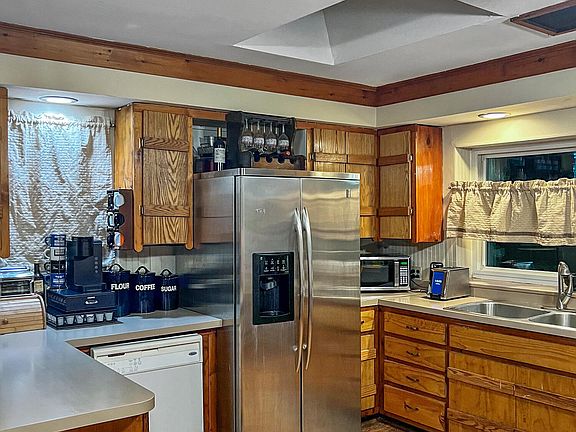 4th image of 390 Whitesville Road