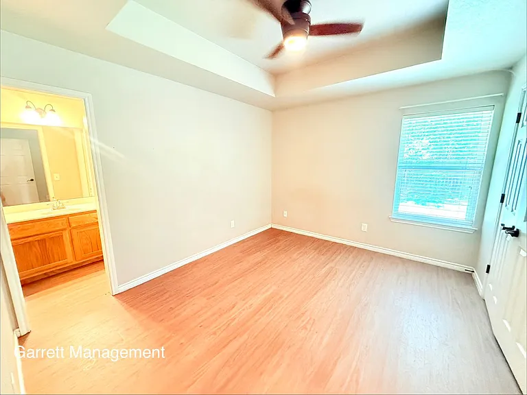 1203 E Avenue G — Photo 5