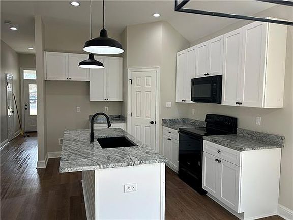 5th image of 162 Mill St