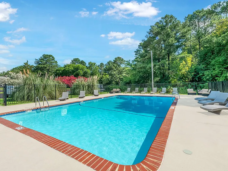 Country Club Apartments — Photo 15