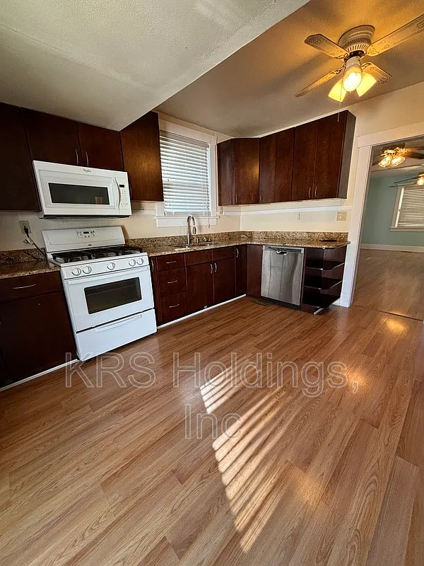 3 bed, 2.0 bath, 1450 sqft, $1,895 — Photo 3