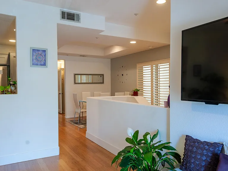 184 N Madison Ave — Photo 5