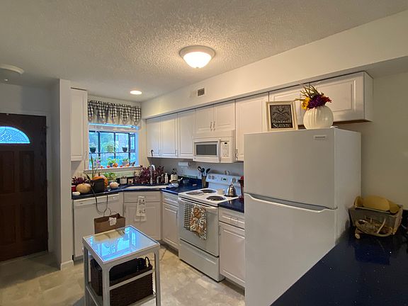 3rd image of 11613 Windward Dr #B