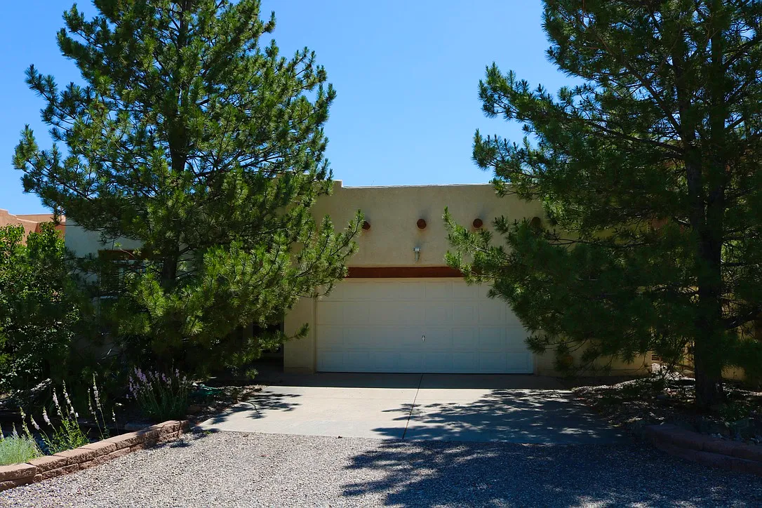4 bed, 2.5 bath, 1933 sqft, $3,000 — Photo 1