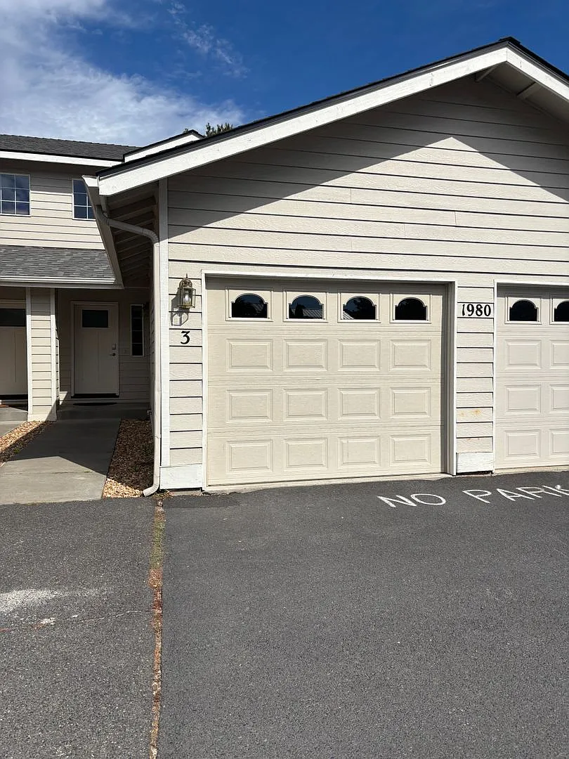 1980 NE Zachary Ct — Photo 1