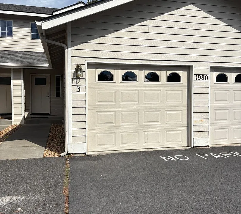 1980 NE Zachary Ct