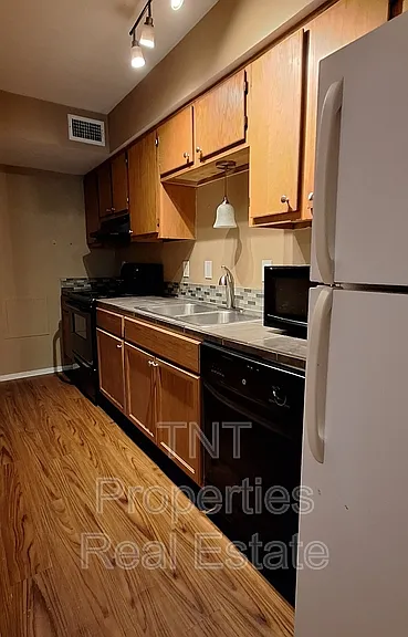 302 Manuel Dr #D — Photo 4