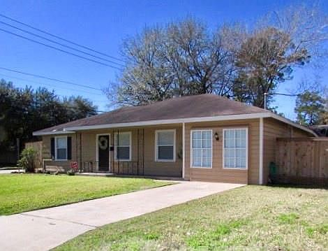 3rd image of 1401 Glourie Dr