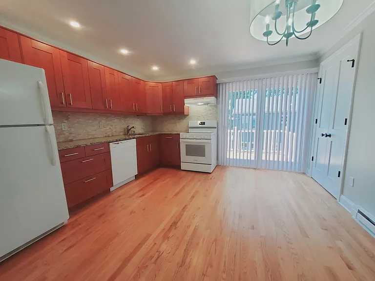 409 Glenbrook Rd #F — Photo 2