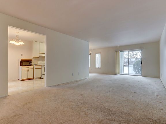 4th image of 214 Elton Ct W