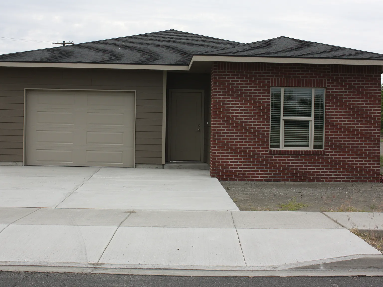 2 bed, 1050 sqft, $1,600 — Photo 2