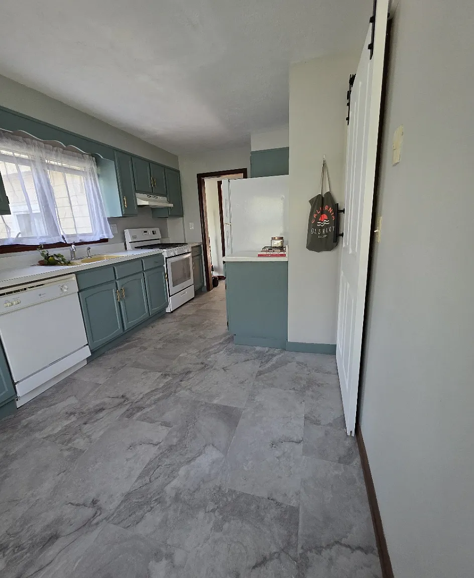 932 Violet Ave — Photo 3