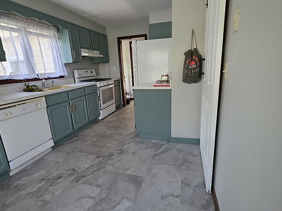 3rd image of 932 Violet Ave #2