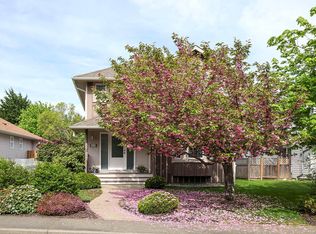 1272 Noel Ave, Comox, BC V9M 4A3