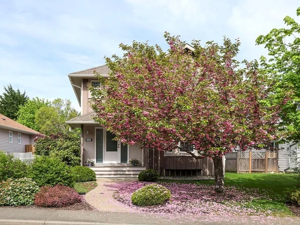 1272 Noel Ave, Comox, BC V9M 4A3