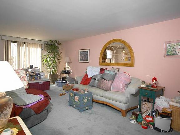 3rd image of 77 Carpenter Ave APT 1S