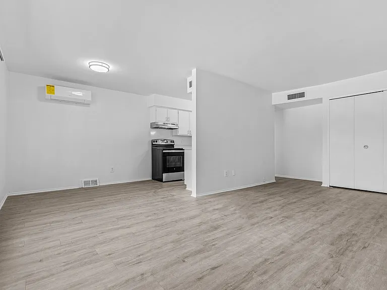 Carriage Park Apartments - Dearborn Heights, MI — Photo 8